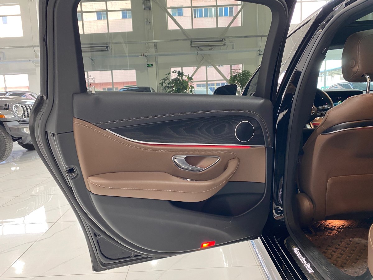 奔馳 奔馳E級  2023款 改款 E 300 L 運動時尚型圖片