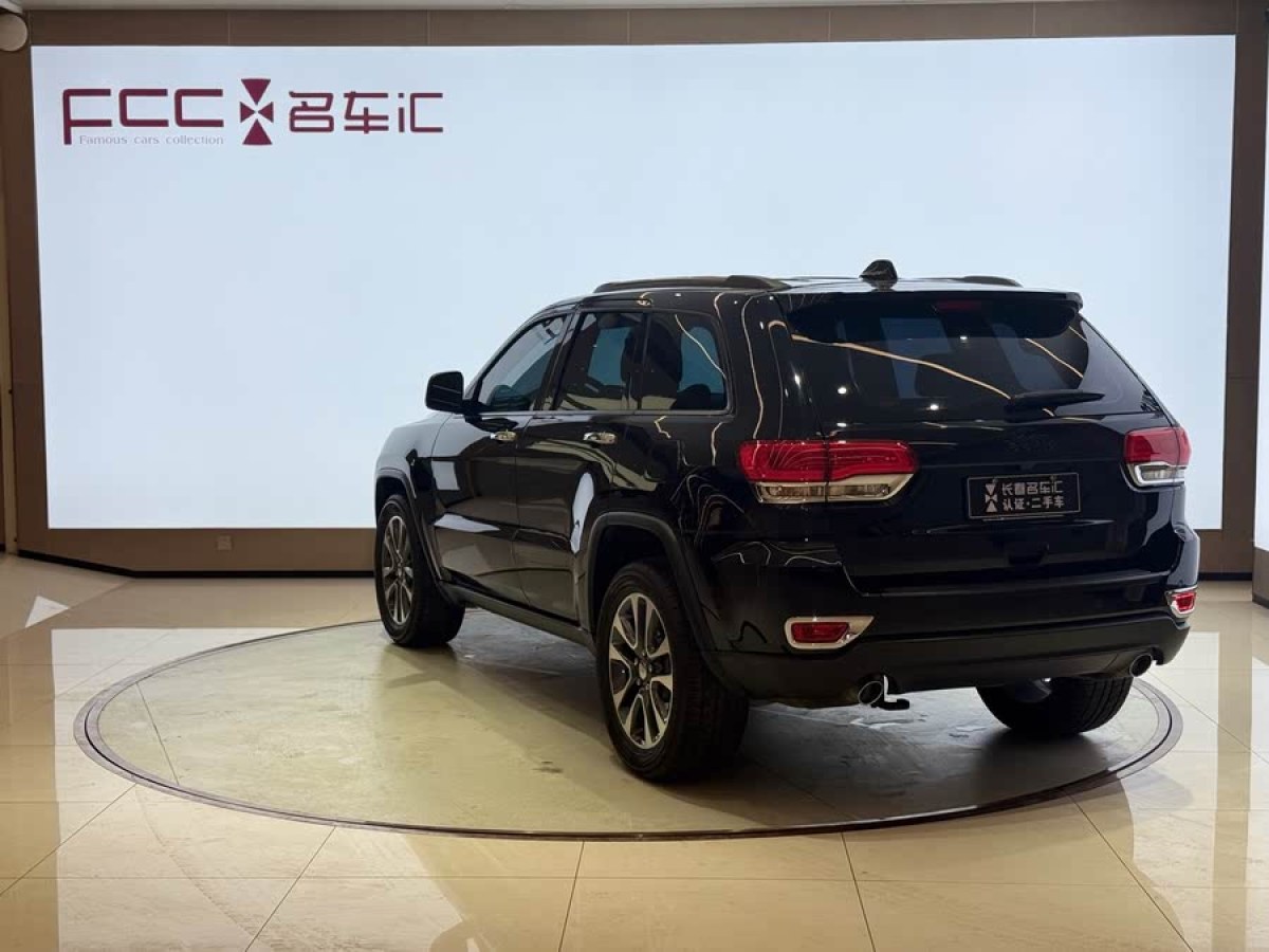 2019年6月Jeep 大切諾基  2017款 3.0L 舒享導(dǎo)航版