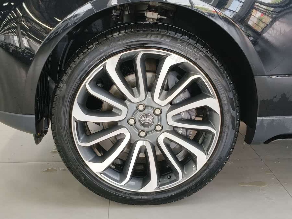 路虎 攬勝  2022款 3.0 L6 400PS 傳世加長經(jīng)典版圖片