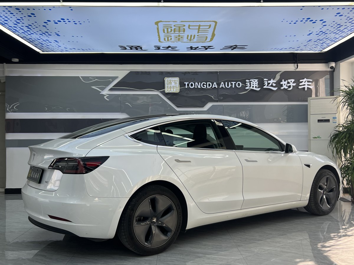 特斯拉 Model 3  2020款 改款 標(biāo)準(zhǔn)續(xù)航后驅(qū)升級版圖片