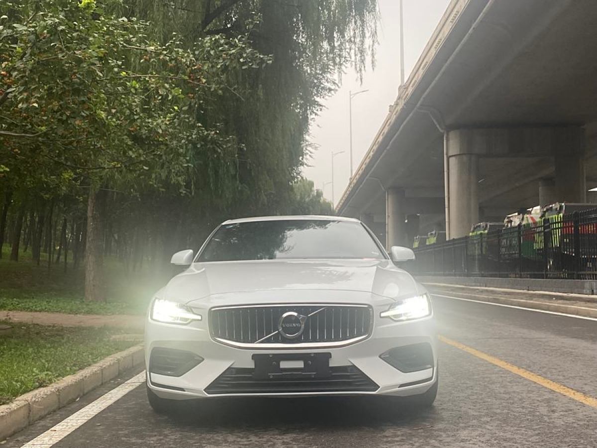 2023年4月沃爾沃 V60  2023款 B4 智逸豪華版