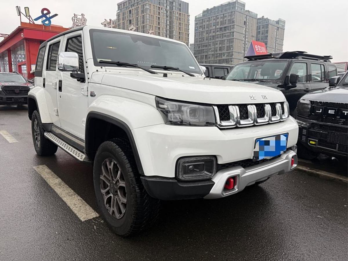 北京 BJ40  2023款 2.0T 自動(dòng)四驅(qū)城市獵人版?zhèn)b客型圖片