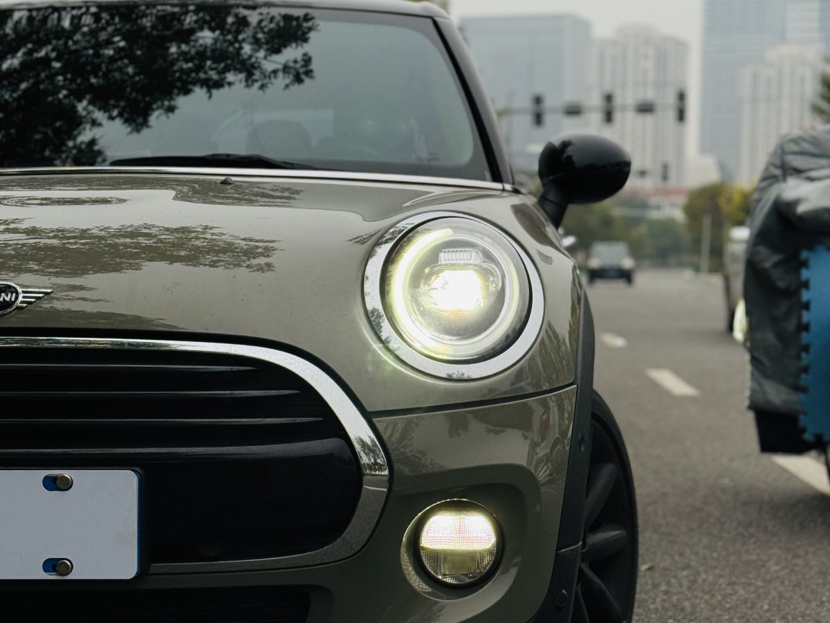 MINI MINI  2019款 1.5T COOPER 藝術(shù)家 五門版圖片