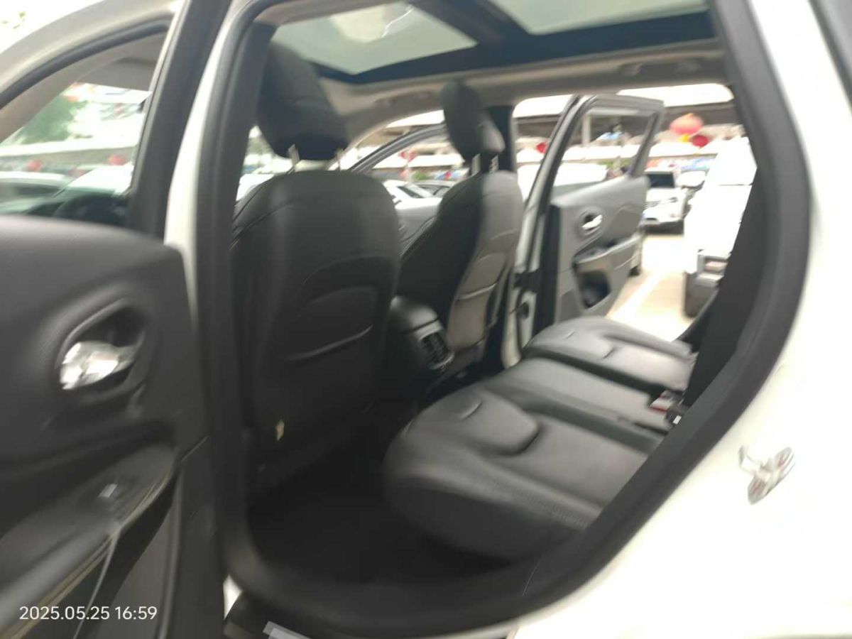 Jeep 自由俠  2018款 互聯(lián)大屏版 180T 自動智能版圖片