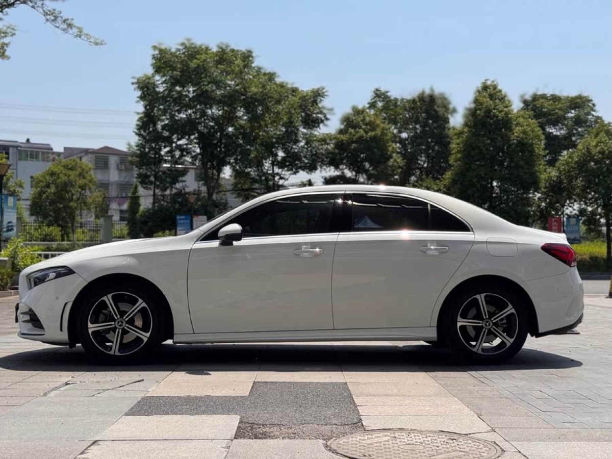 奔馳 奔馳A級(jí)  2022款 改款 A 200 L 運(yùn)動(dòng)轎車時(shí)尚型圖片