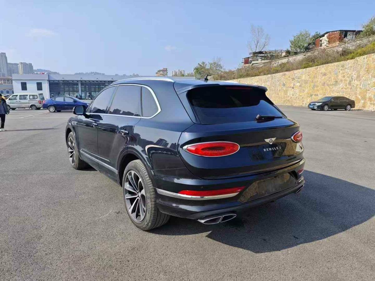 賓利 添越  2023款 4.0T V8 長(zhǎng)軸距版圖片