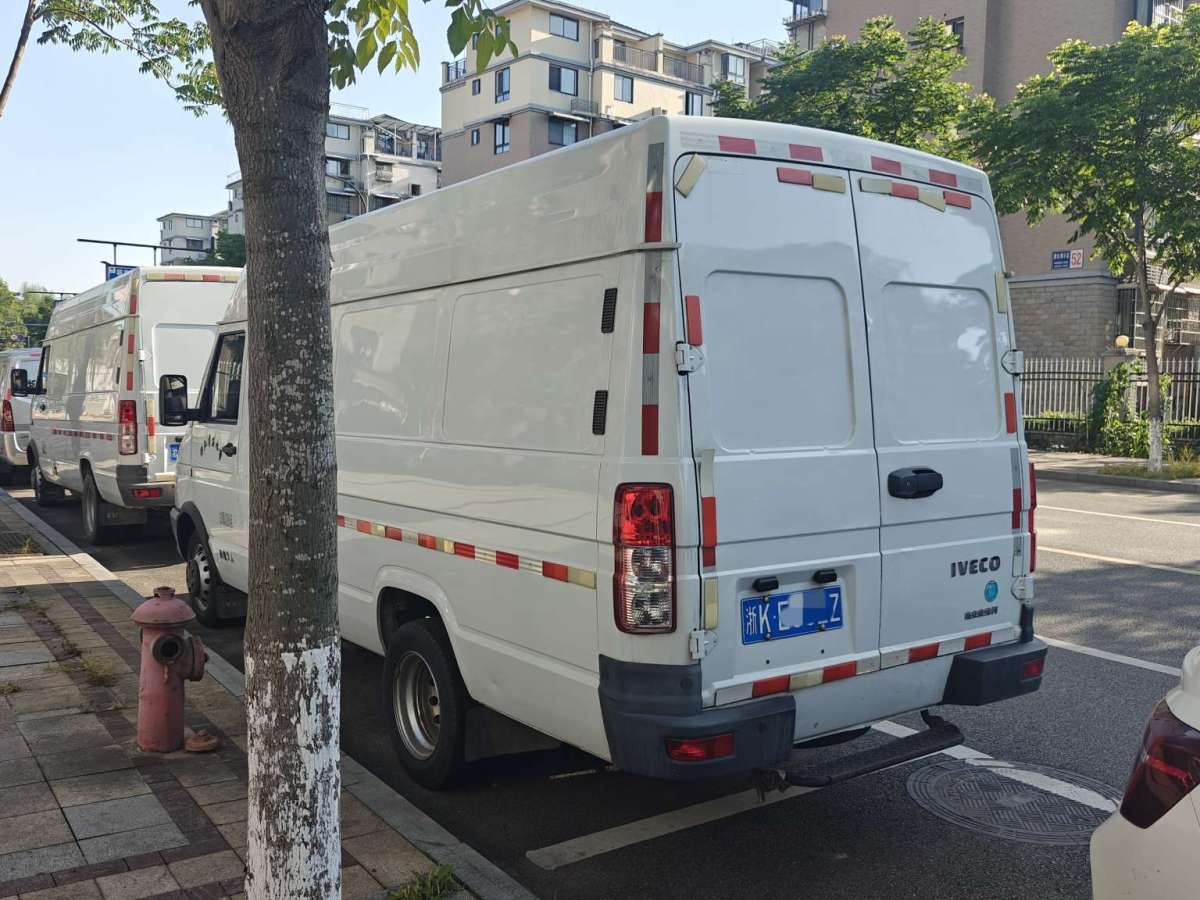 依維柯 得意  2023款 2.8T V40廂式運(yùn)輸車長軸中頂雙胎手動(dòng)門2-3座圖片