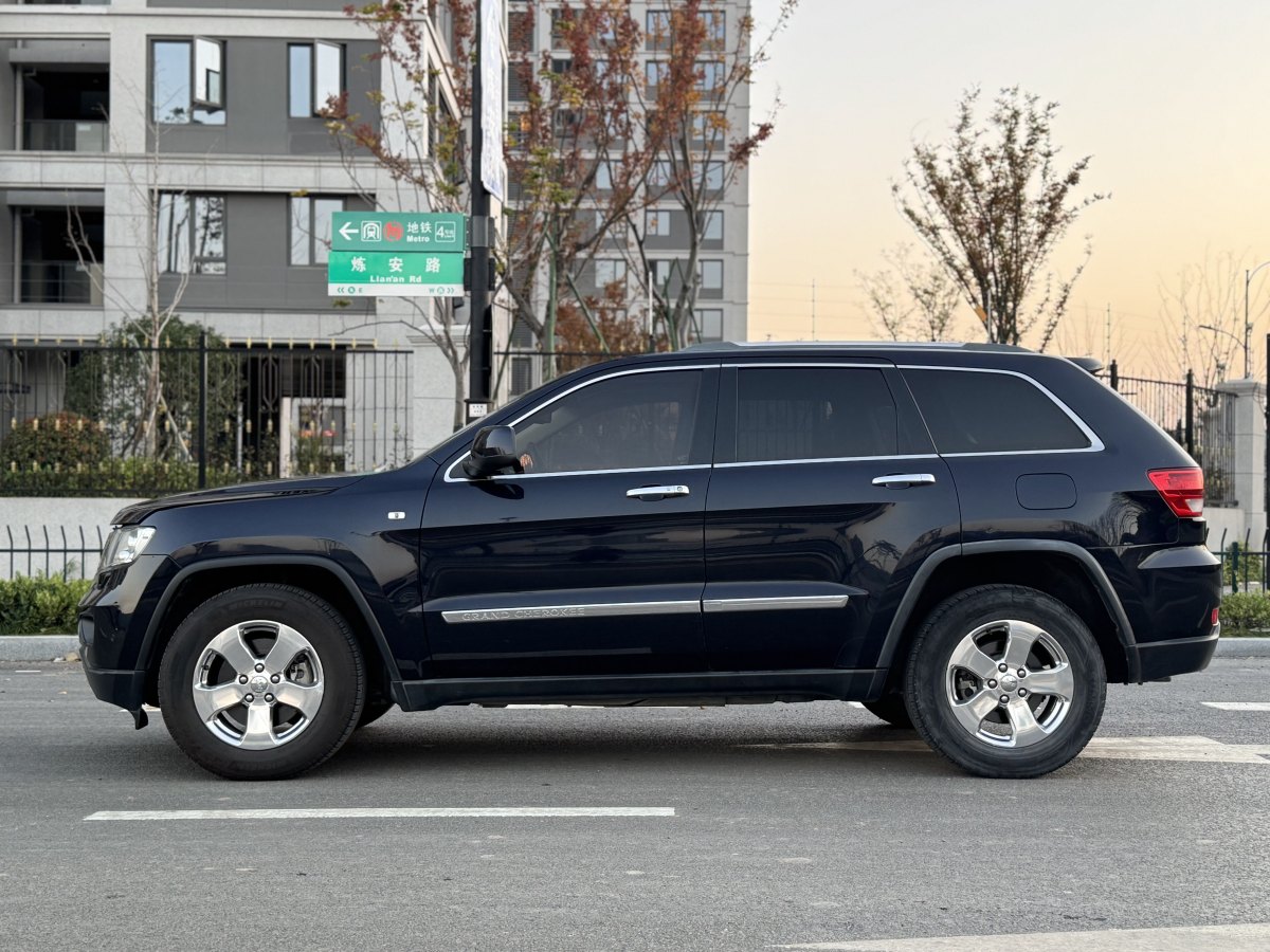 Jeep 大切諾基  2011款 改款 3.6L 豪華導(dǎo)航版圖片