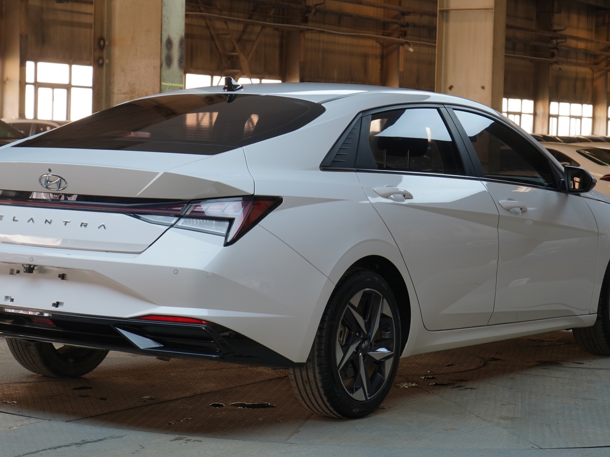 2021年12月現(xiàn)代 伊蘭特  2021款 1.5L LUX尊貴版