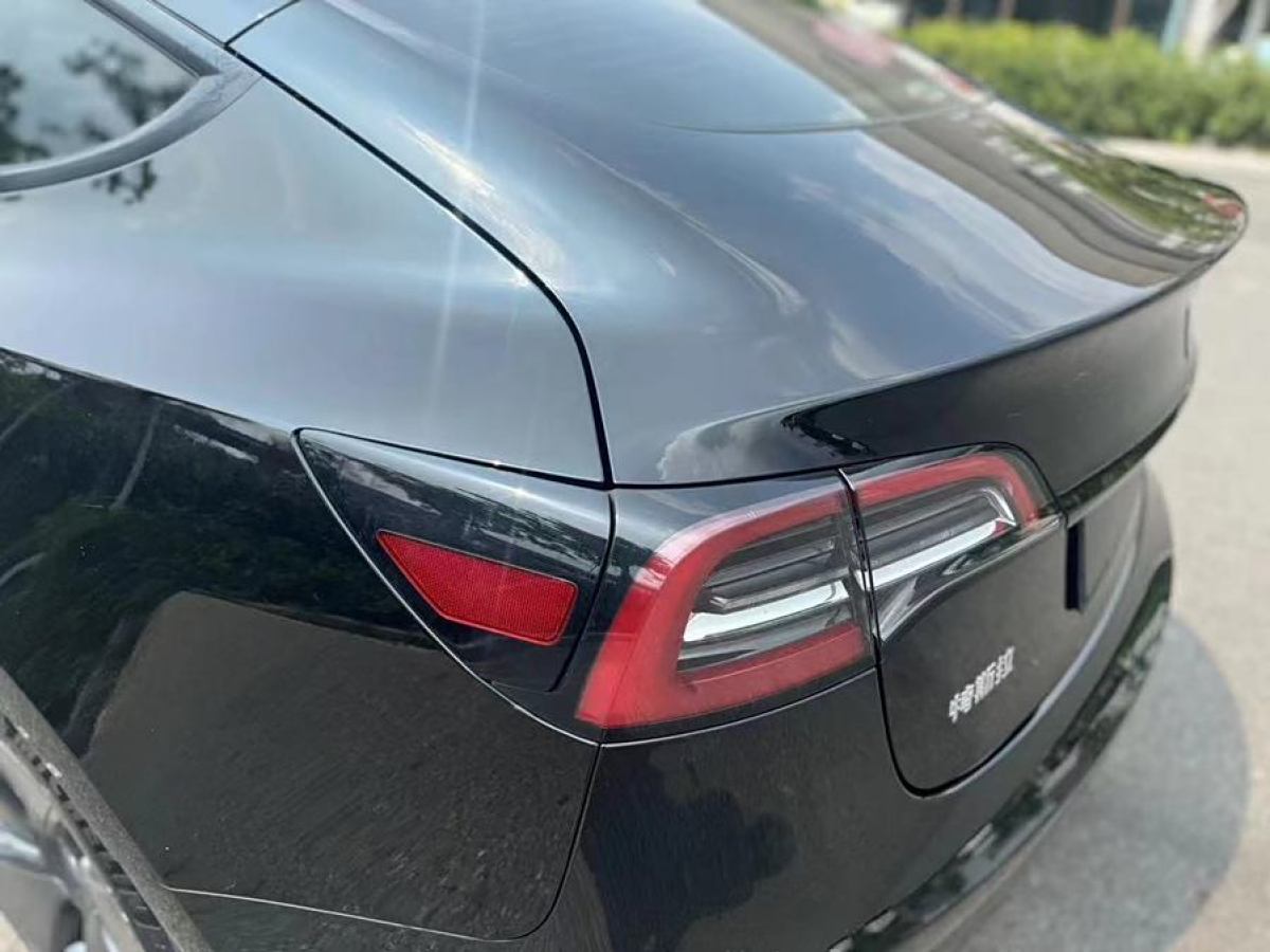 特斯拉 Model Y  2021款 改款 標(biāo)準(zhǔn)續(xù)航后驅(qū)升級(jí)版圖片