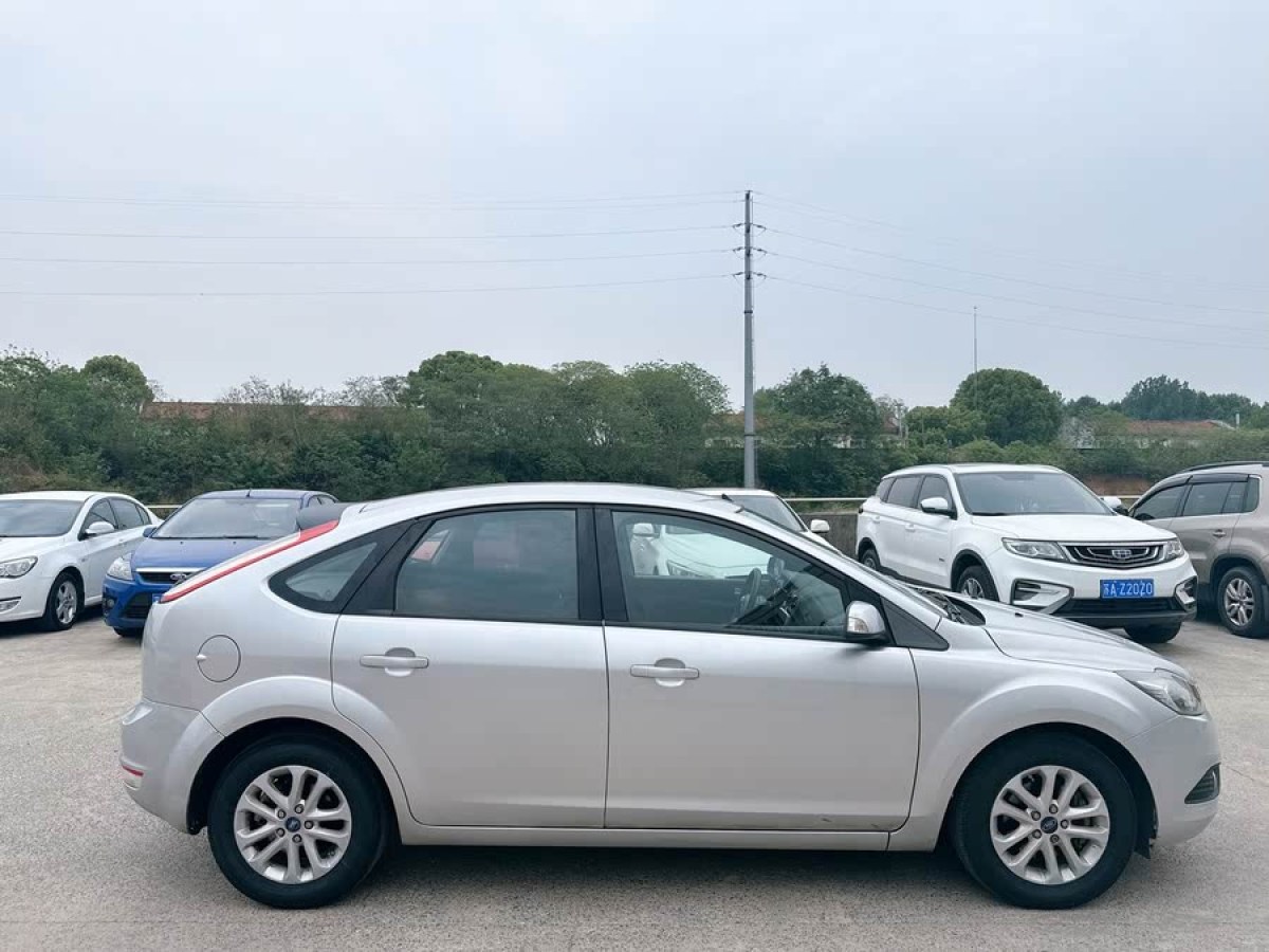 福特 福克斯  2013款 兩廂經(jīng)典 1.8L 自動(dòng)基本型圖片