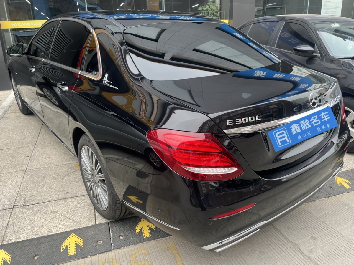 奔驰 奔驰E级  2020款 改款 E 300 L 殊享版图片