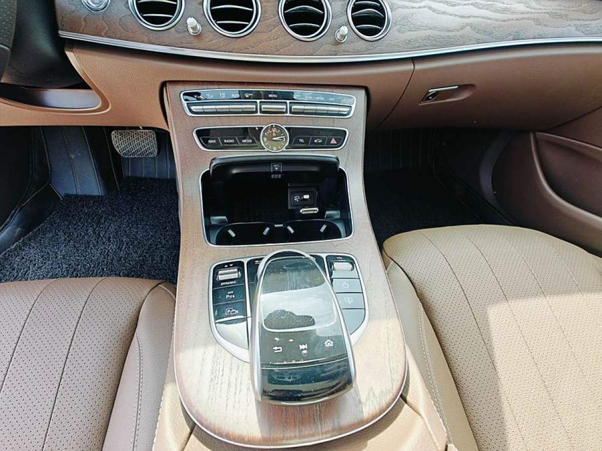 奔驰 奔驰E级  2018款 改款 E 300 L 豪华型图片