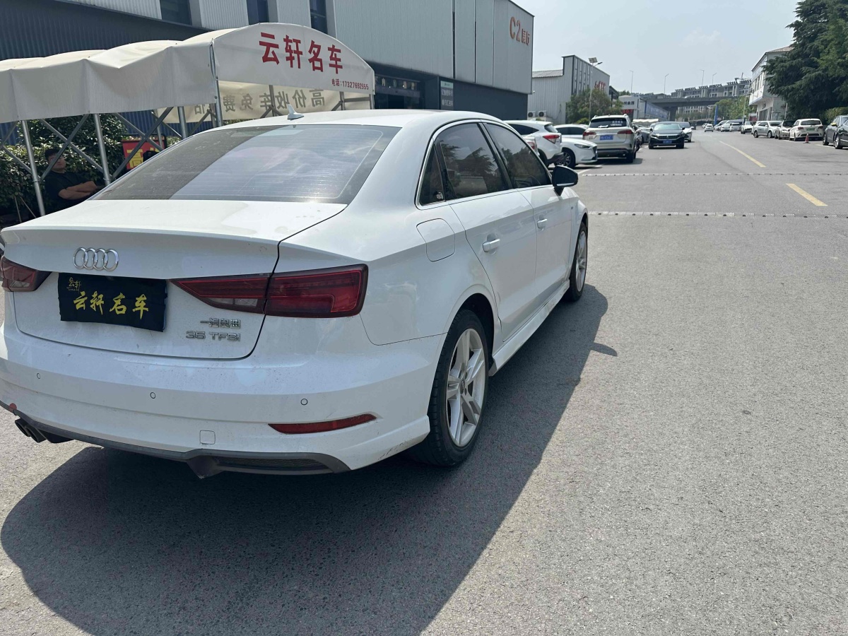 奧迪 奧迪A3  2018款 30周年年型 Limousine 35 TFSI 運(yùn)動(dòng)型圖片