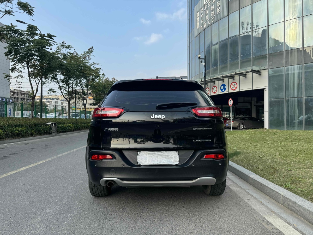 Jeep 自由光  2020款 2.0L 兩驅(qū)經(jīng)典運(yùn)動(dòng)版圖片