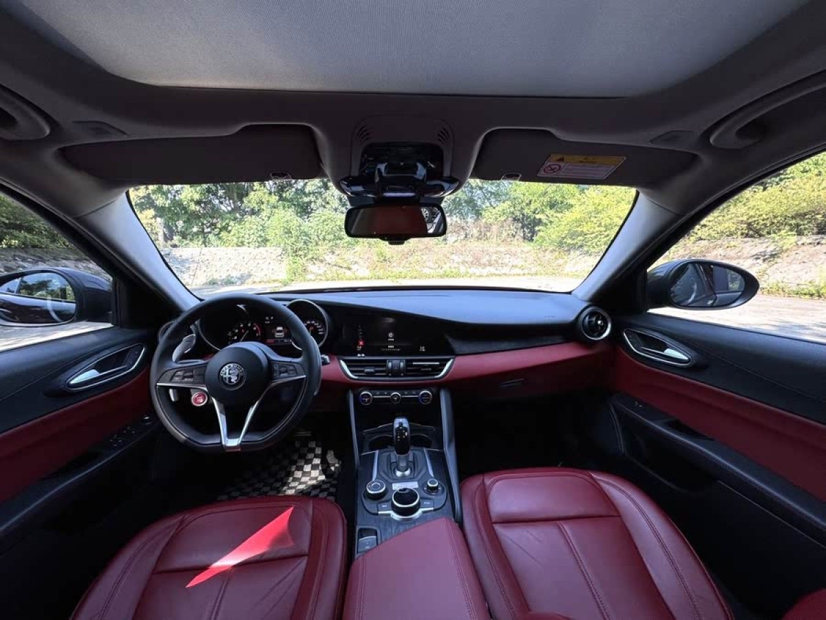 阿爾法·羅密歐 Giulia  2019款 2.0T 280HP Black Package黑標(biāo)限量版圖片