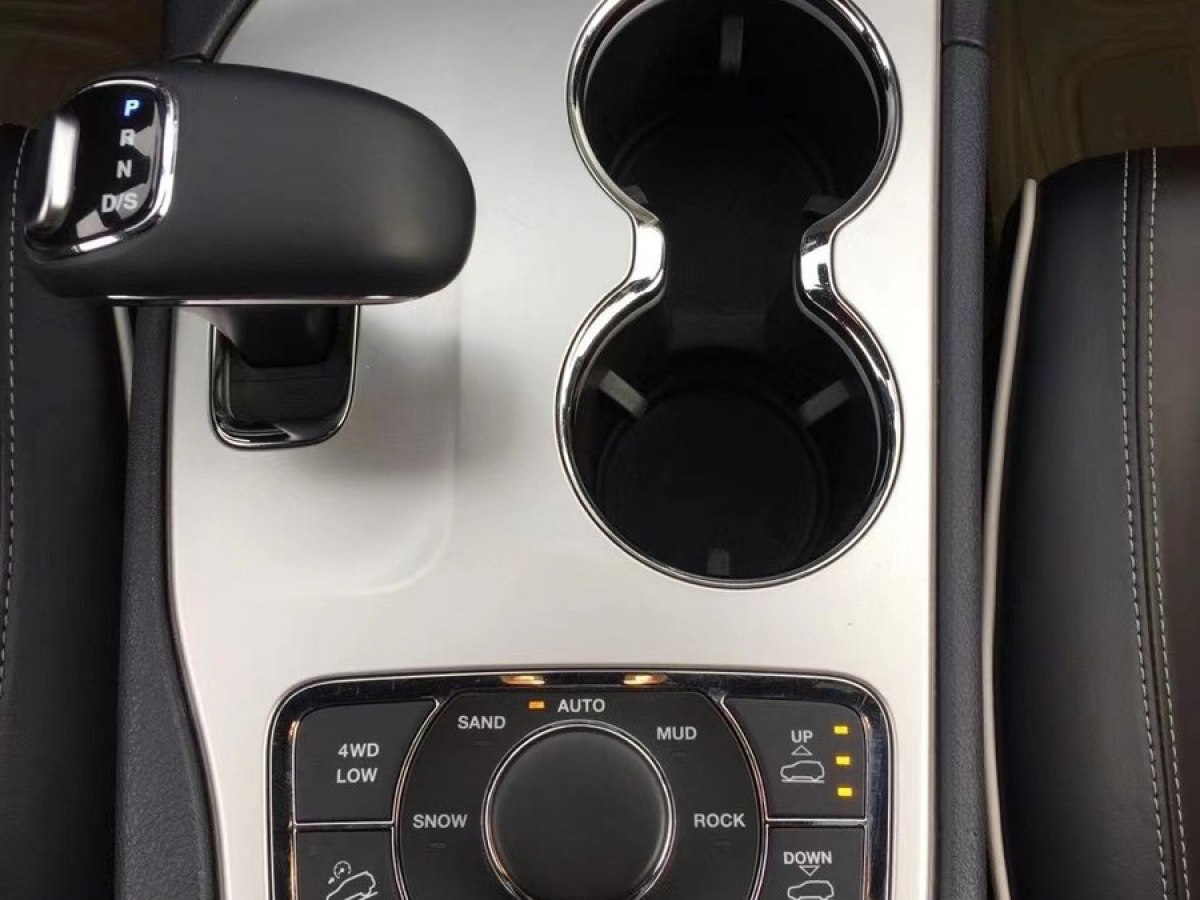 Jeep 大切诺基  2015款 3.6L 豪华导航版图片