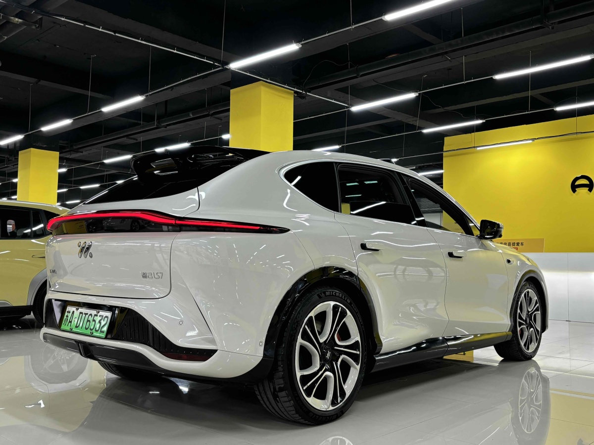 智己 智己LS7  2023款 100kWh Pro四驅(qū)版圖片