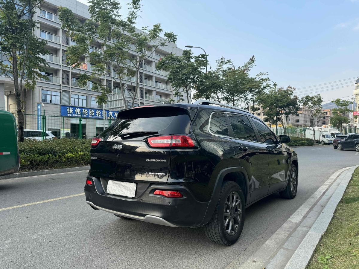 Jeep 自由光  2020款 2.0L 兩驅(qū)經(jīng)典運(yùn)動(dòng)版圖片