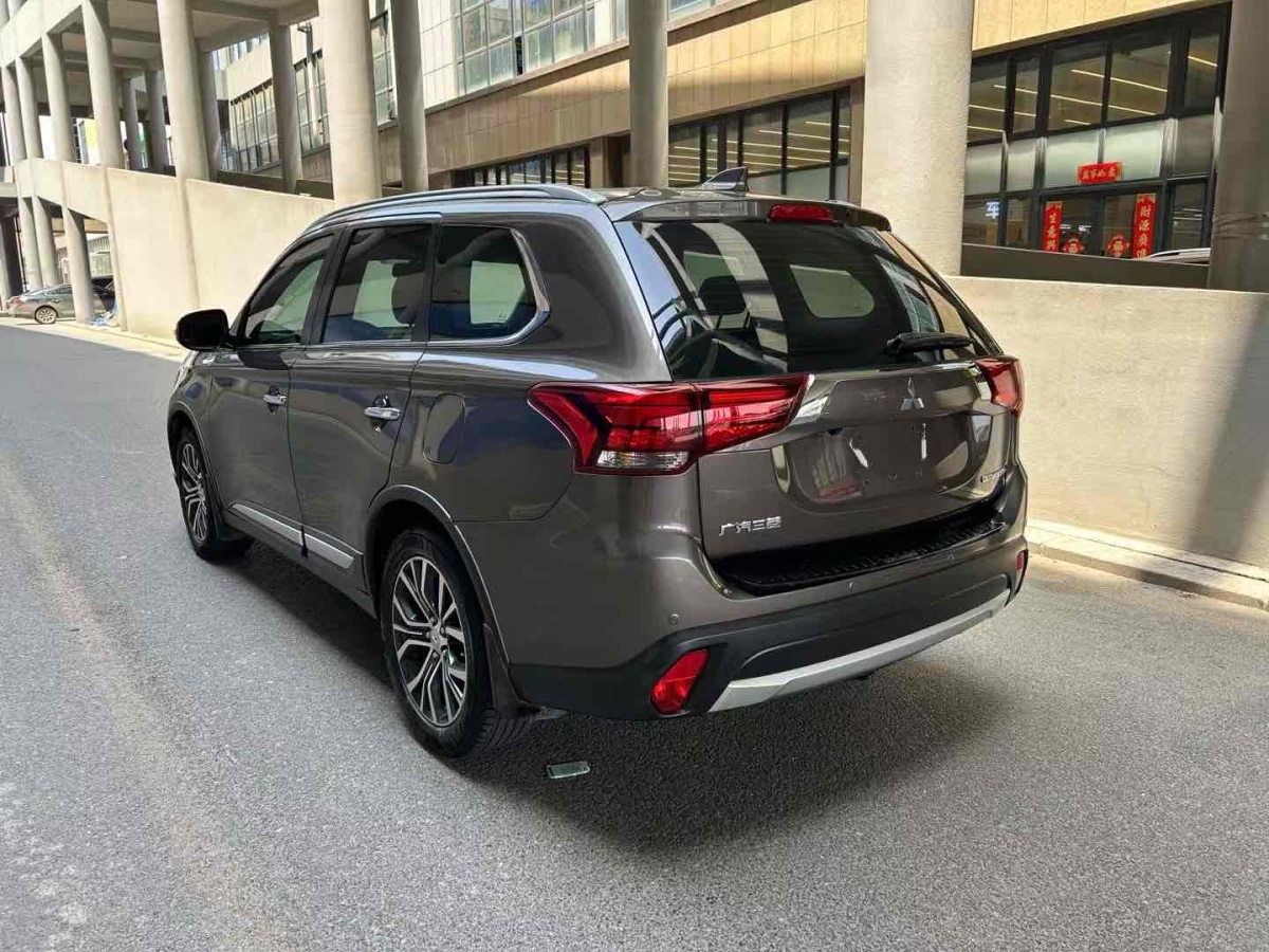 三菱 歐藍(lán)德  2018款 2.4L 四驅(qū)精英版 5座圖片