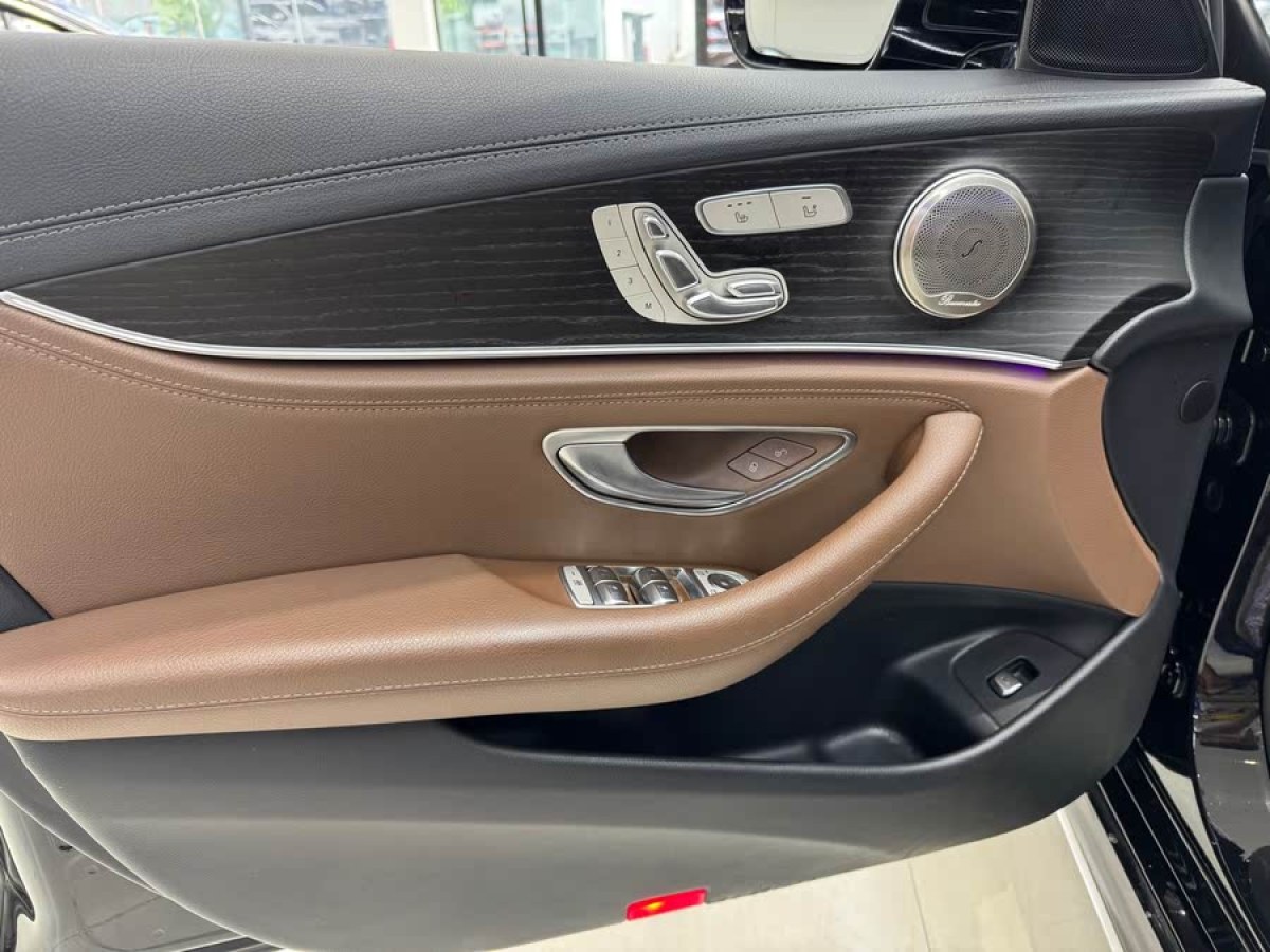 奔馳 奔馳E級  2020款 改款 E 300 L 運動時尚型圖片