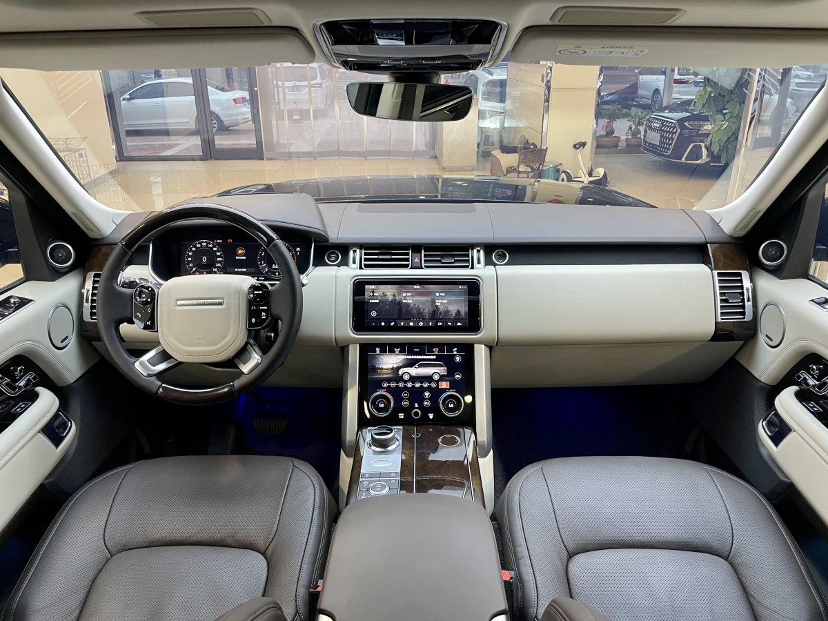 路虎 攬勝  2022款 3.0 L6 400PS 傳世加長經(jīng)典版圖片