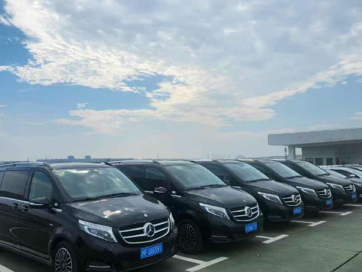 奔馳 奔馳A級(jí)  2019款  A 220 L 4MATIC 運(yùn)動(dòng)轎車圖片