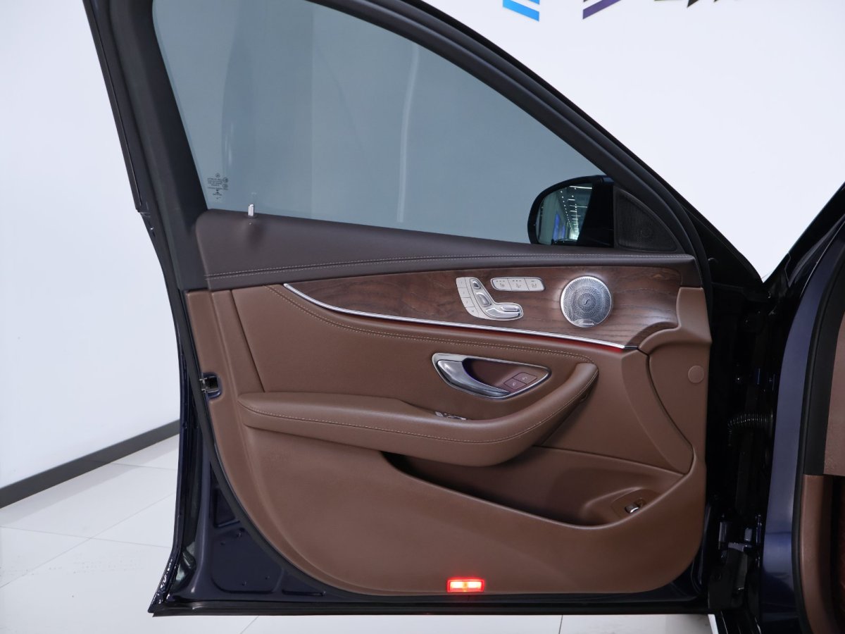 2020年9月奔驰 奔驰E级  2020款 改款 E 300 L 殊享版