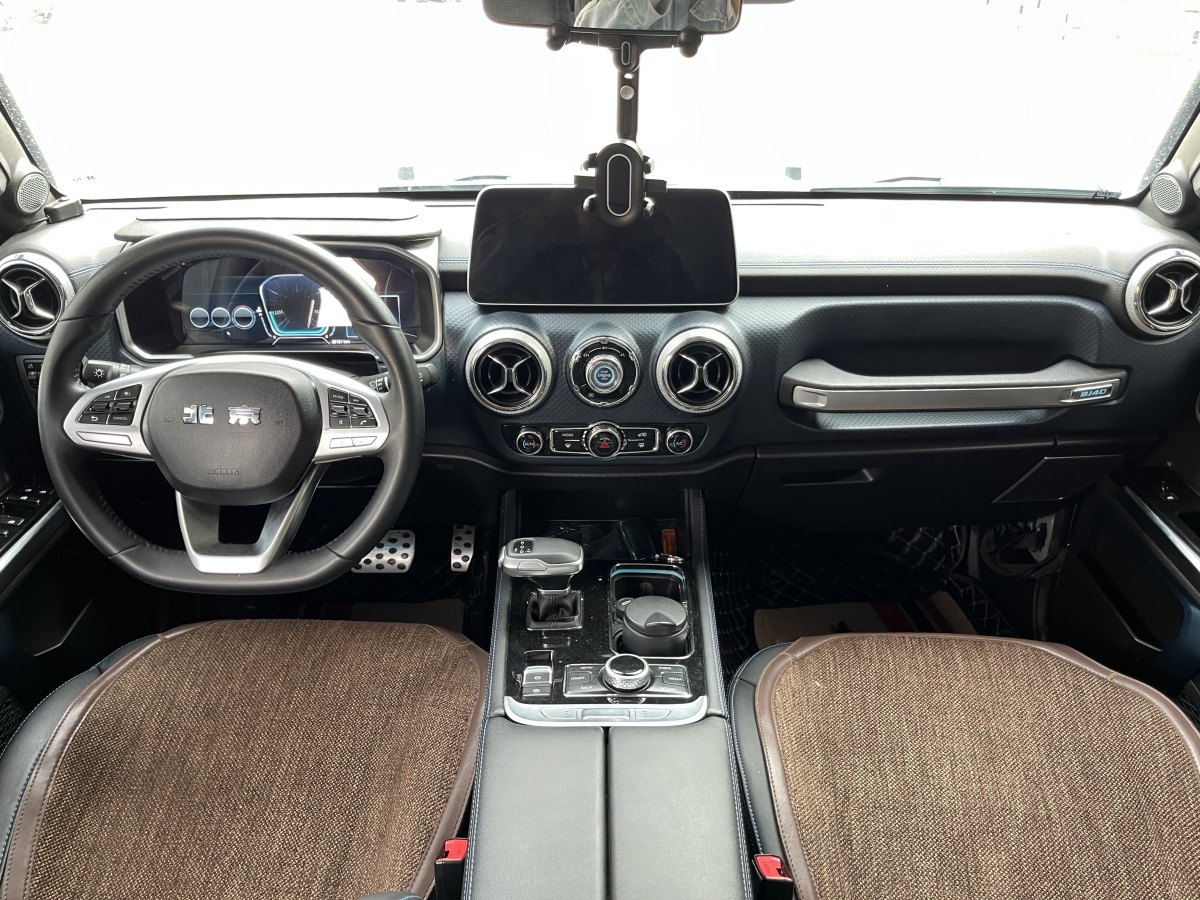 北京 BJ40  2023款 2.0D 自動四驅(qū)刀鋒英雄版?zhèn)b客型圖片