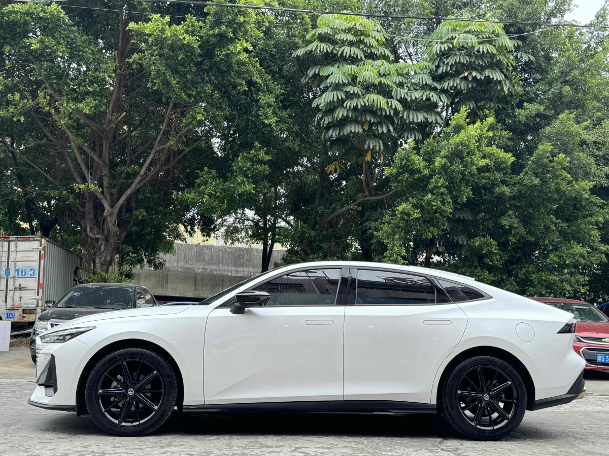 長(zhǎng)安 長(zhǎng)安UNI-V  2022款 1.5T 尊貴型圖片