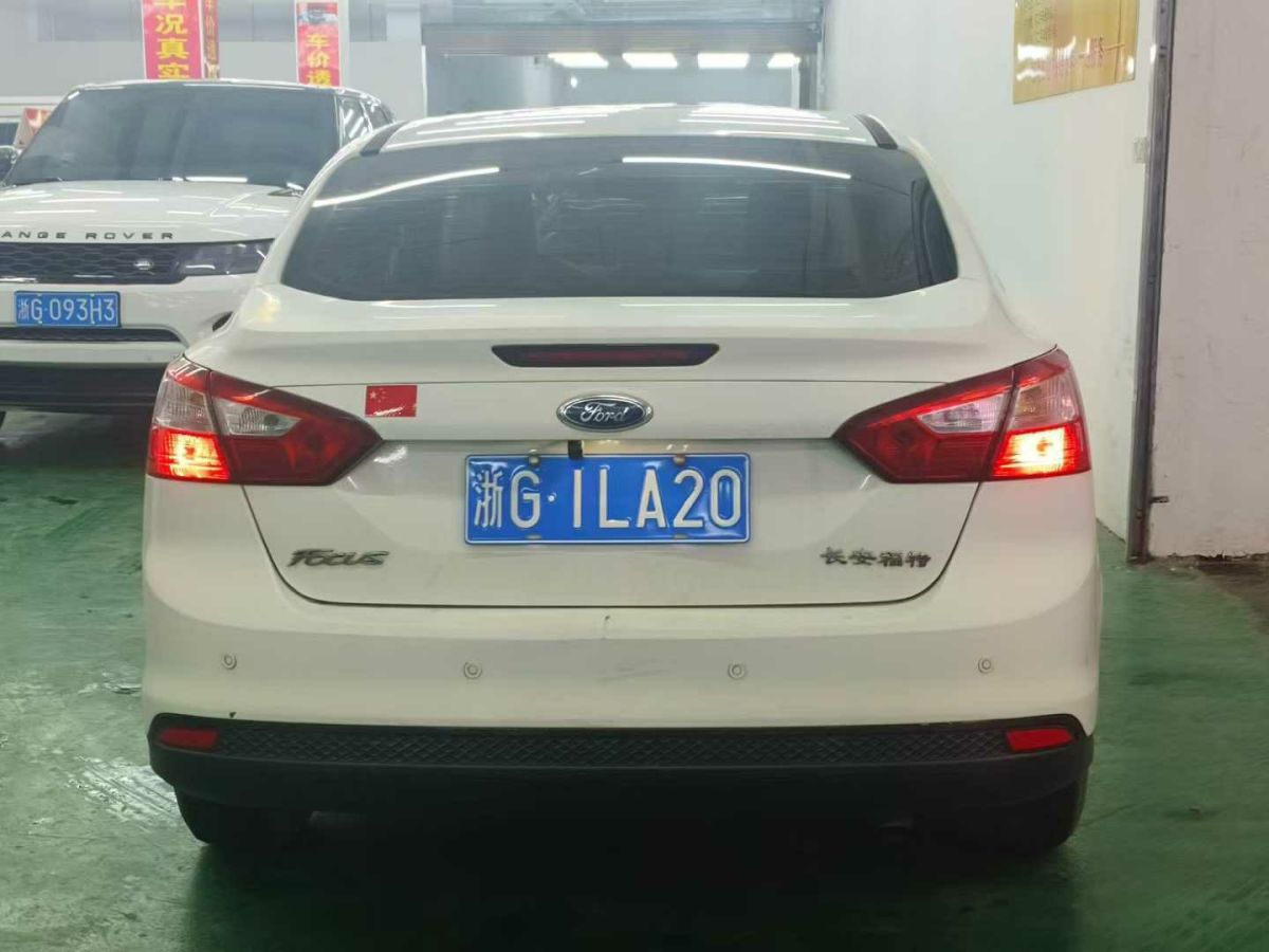 福特 ?？怂? 2014款 兩廂經(jīng)典 1.8L 手動酷白典藏版圖片