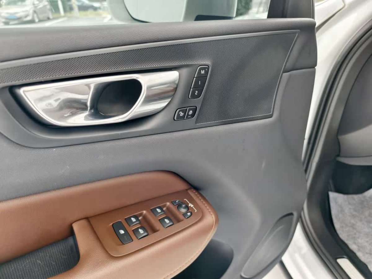 沃爾沃 XC60  2024款 B5 四驅(qū)智逸豪華版圖片