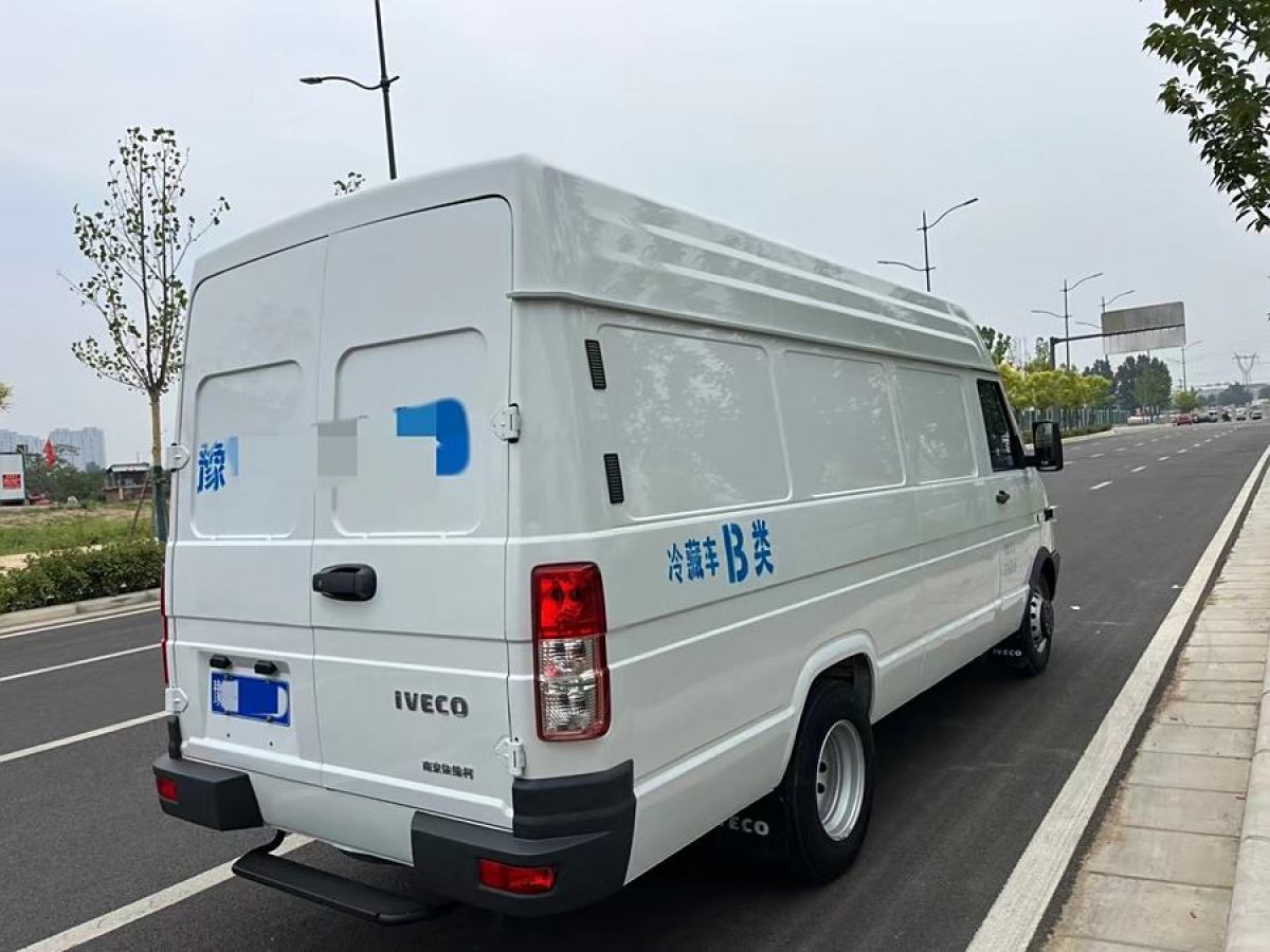 依維柯 得意  2021款 2.8T V40 VAN廂式運(yùn)輸車(chē)3座長(zhǎng)軸中頂雙胎手動(dòng)門(mén)圖片