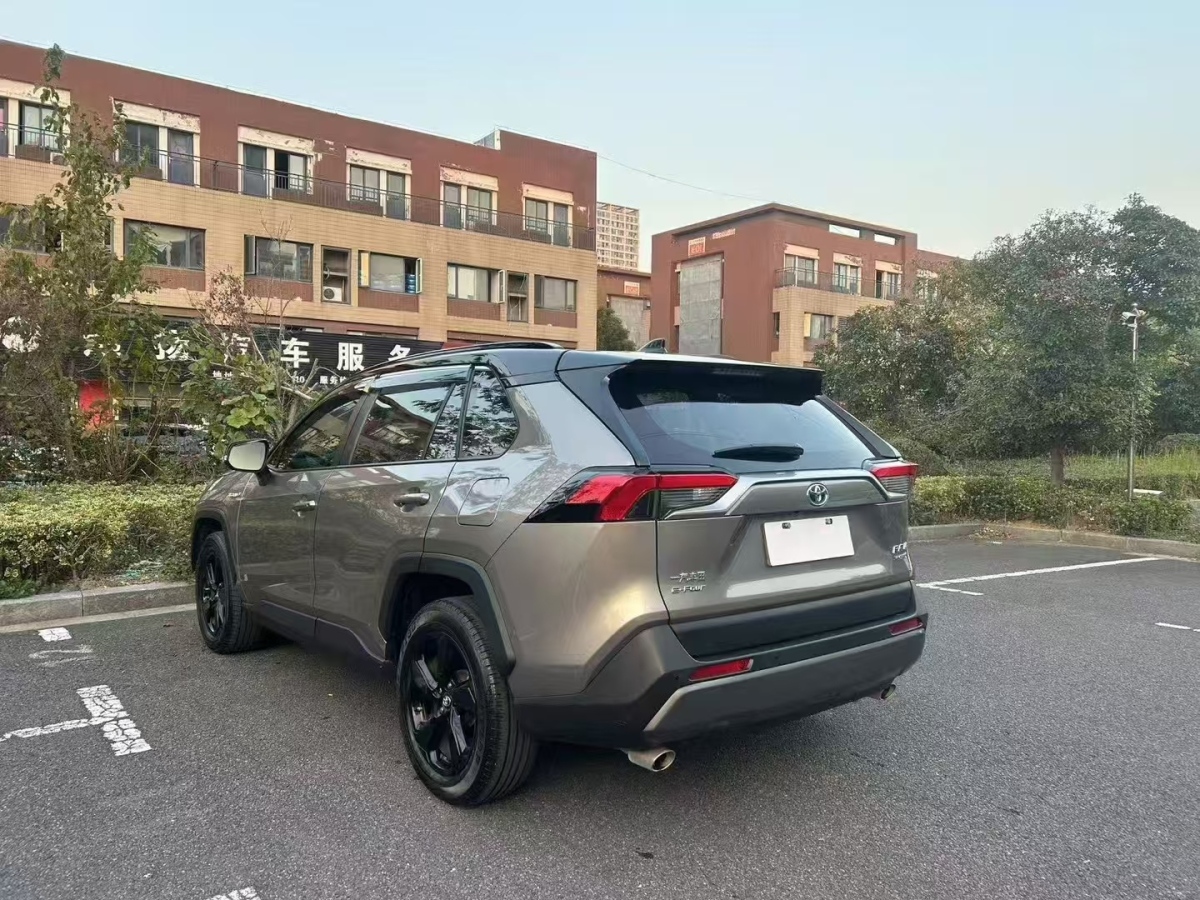 豐田 RAV4榮放  2020款 雙擎  2.5L CVT四驅(qū)旗艦版圖片