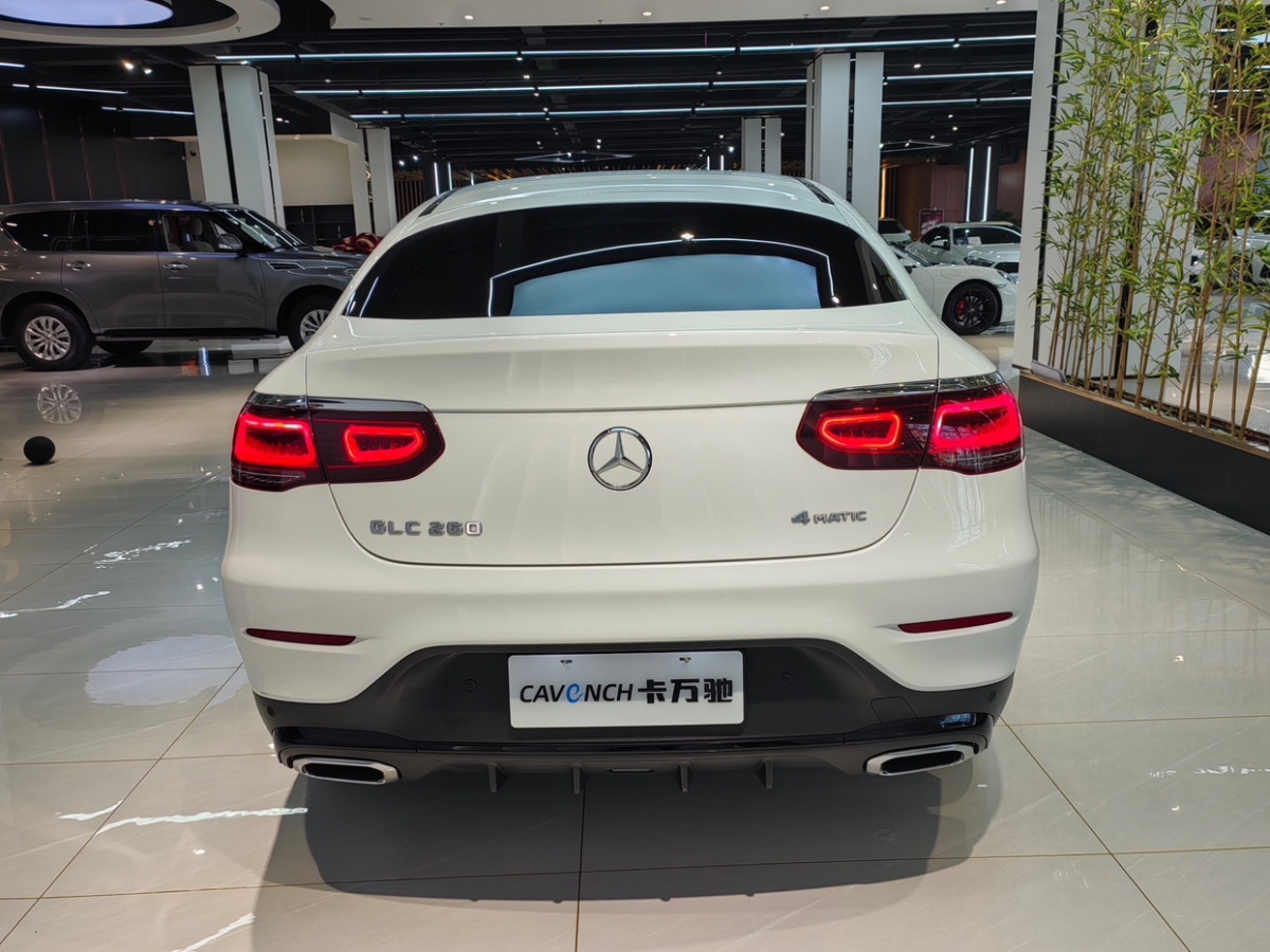 奔驰 奔驰GLC  2022款 改款 GLC 260 4MATIC 轿跑SUV图片