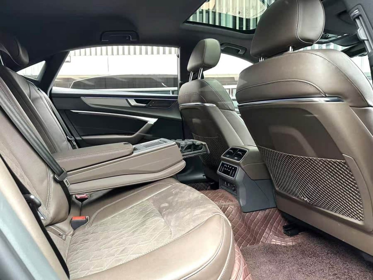 奧迪 奧迪A7L  2022款 45 TFSI quattro S-line 圣騎士圖片