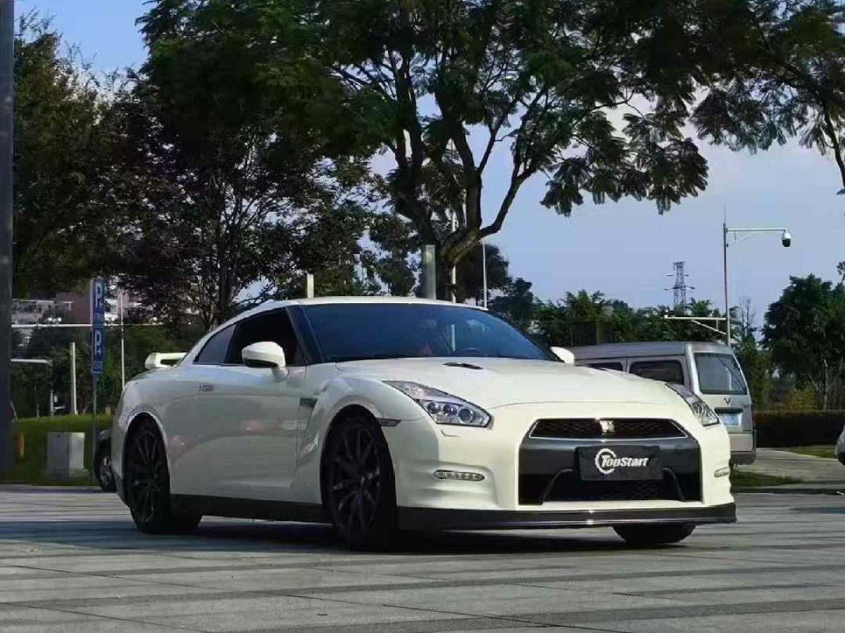 日產(chǎn) GT-R  2014款 3.8T Premium Edition 棕紅內(nèi)飾圖片