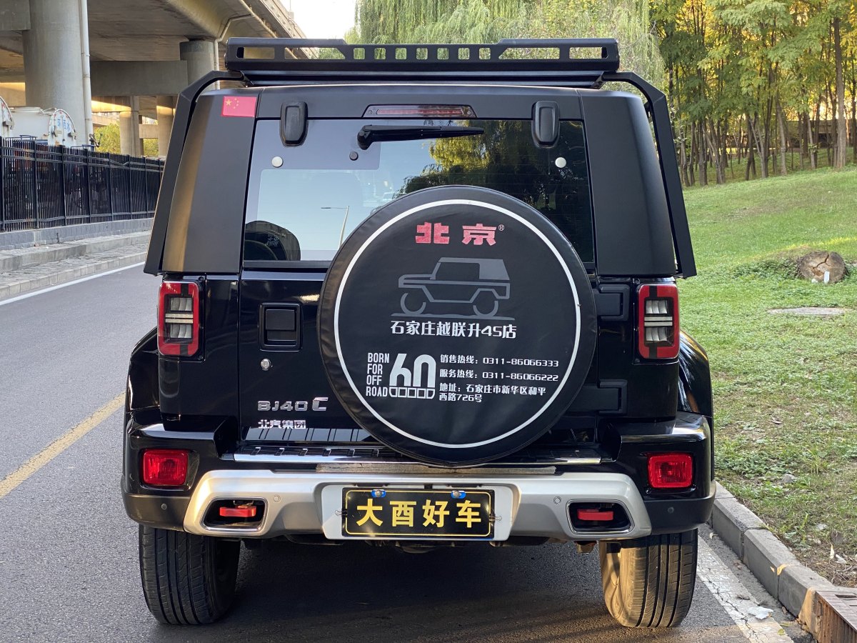 北京 BJ40  2020款 2.0T 自動(dòng)四驅(qū)城市獵人版?zhèn)b客型圖片