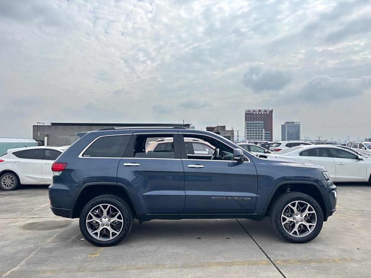 Jeep 大切諾基  2020款 3.0L 精英導(dǎo)航版圖片