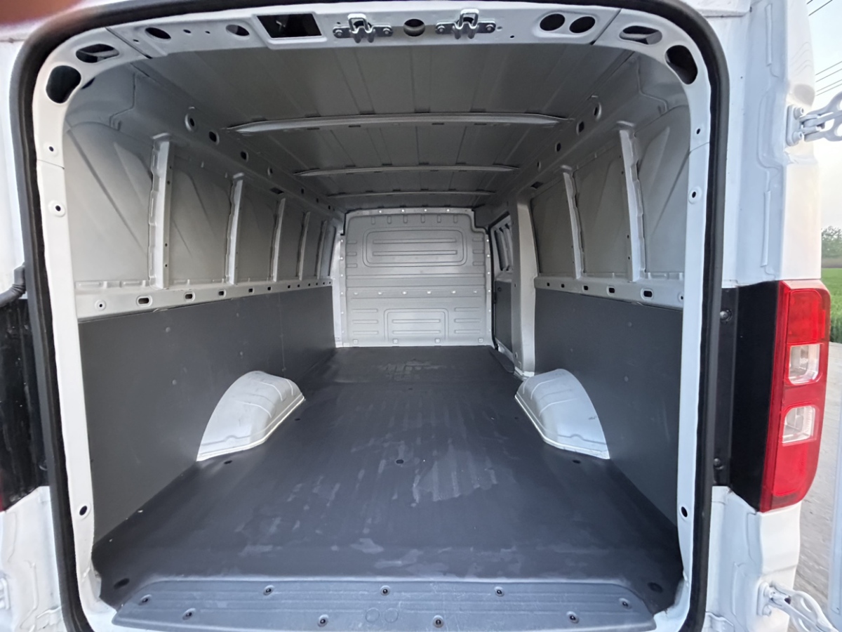 五菱 五菱征程新能源  2023款 舒适型封窗车图片