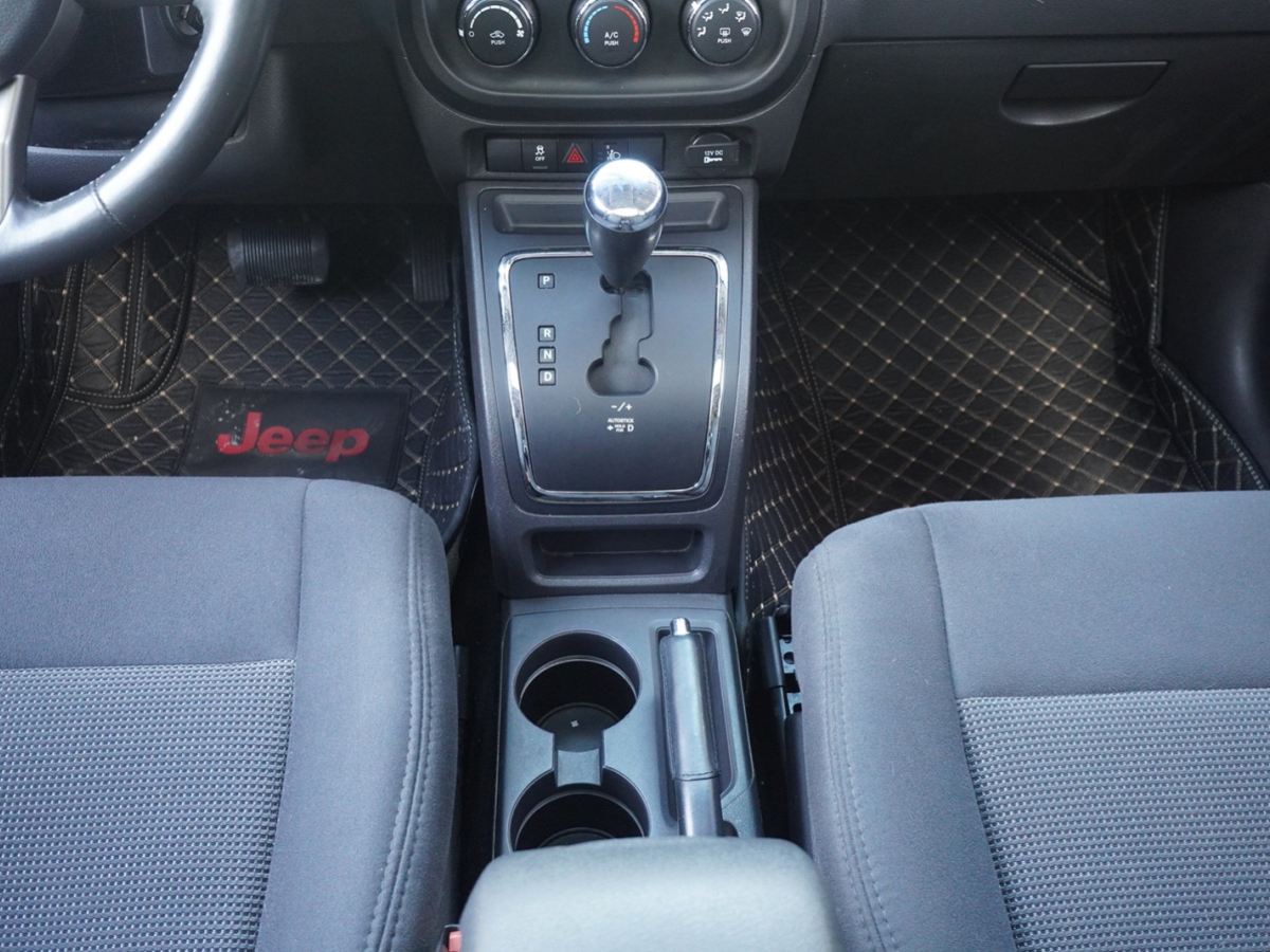 2012年11月Jeep 指南者  2013款 2.0L 兩驅豪華版