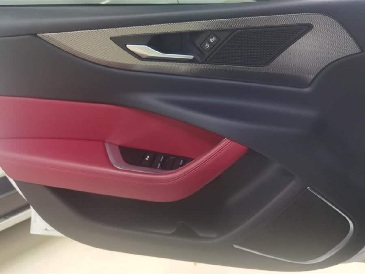 捷豹 XEL  2020款 2.0T 200PS R-DYNAMIC S進(jìn)取運(yùn)動版圖片