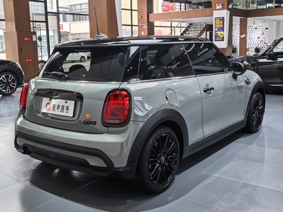 MINI MINI  2022款 改款 1.5T COOPER 藝術(shù)家圖片