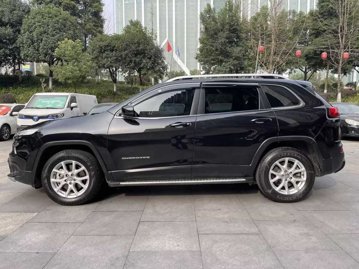 Jeep 自由光  2016款 2.4L 專業(yè)版圖片