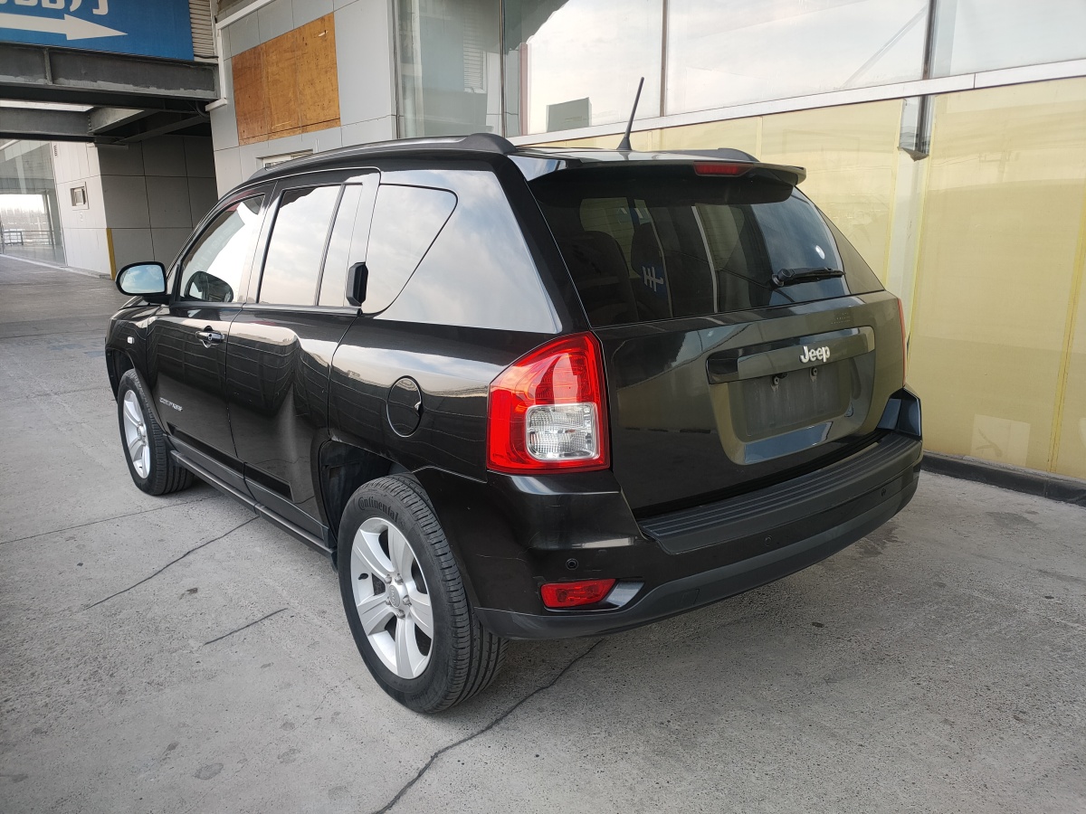 Jeep 指南者  2011款 2.4L 四驅(qū)運動版圖片