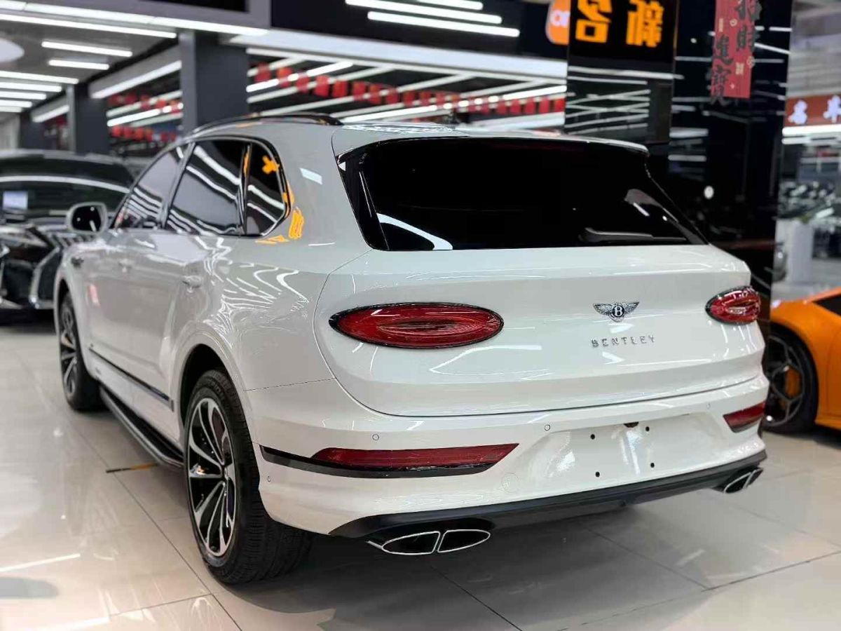 賓利 添越  2023款 4.0T V8 長(zhǎng)軸距版圖片