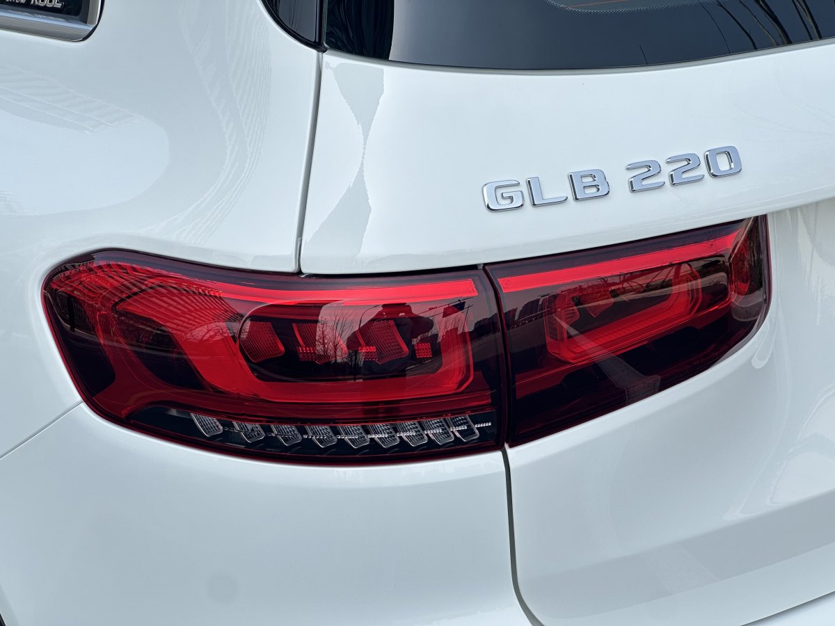 奔驰 奔驰GLB  2024款 GLB 220 动感型图片