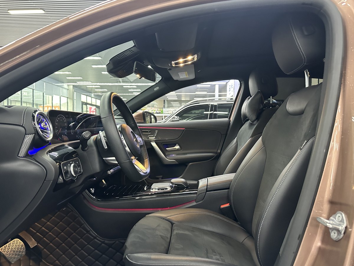 2019年10月奔驰 奔驰A级  2020款 改款 A 200 L 运动轿车动感型
