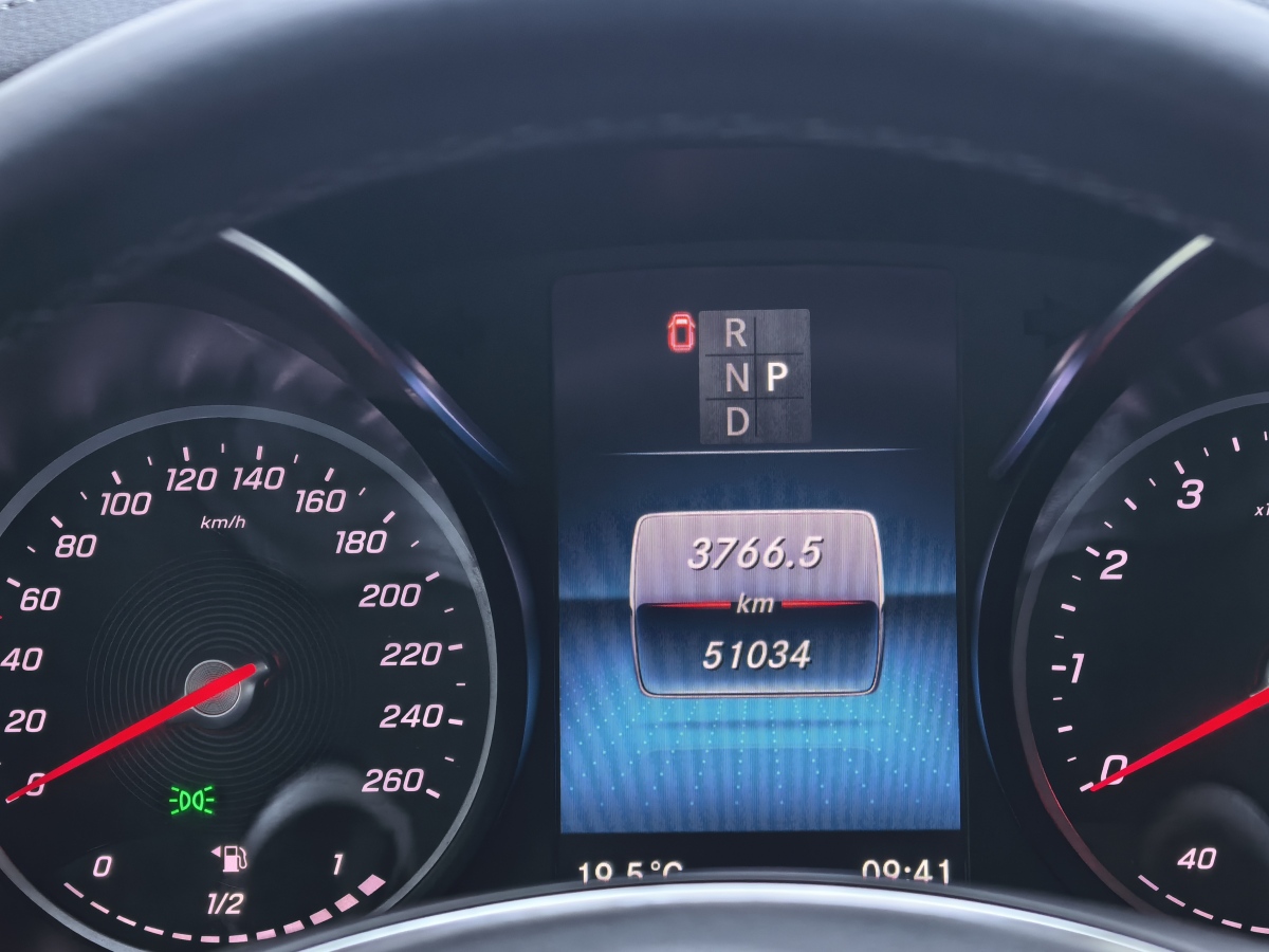奔馳 V級(jí)  2021款 V 260 L 長(zhǎng)軸距豪華版圖片