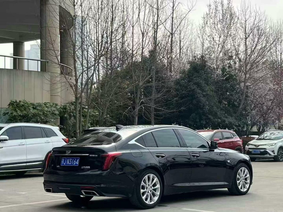 凱迪拉克 XT6  2022款 2.0T 七座兩驅(qū)豪華型圖片